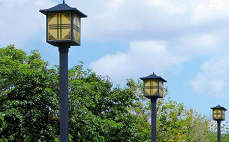太阳能庭院灯怎么选亮度与续航更耐用