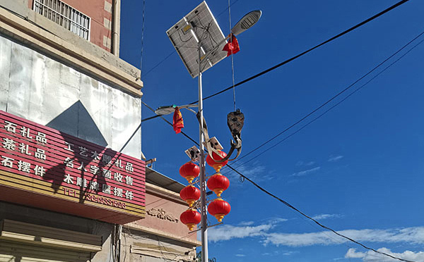 城市照明迈向智能化:兰州智慧路灯安装的实践与价值 城市照明迈向智能化:兰州智慧路灯安装的实践与价值